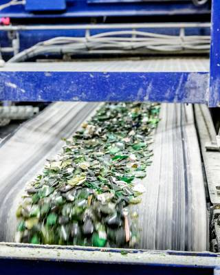 Conveyor belt with glass shards